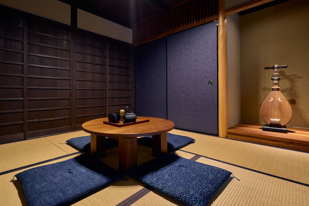 [琵琶] 2階建て京町家スイート 露天風呂付 禁煙 リビング エリア0 | Kyoto Machiya 福音