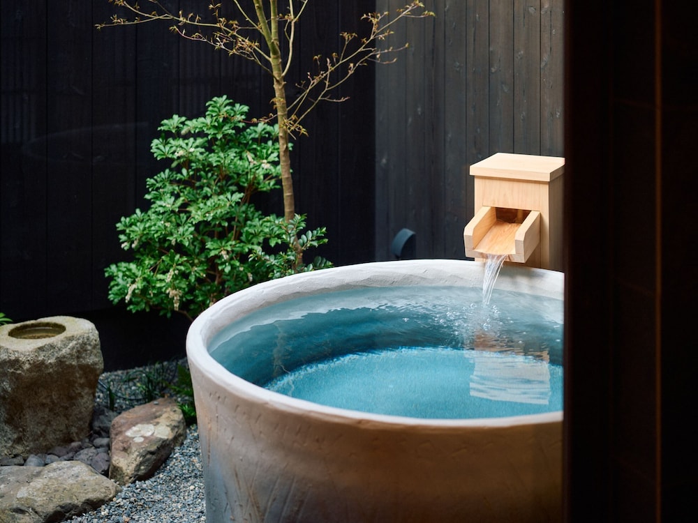[二胡] 2階建て京町家スイート 露天風呂付 禁煙 バスルーム1 | Kyoto Machiya 福音
