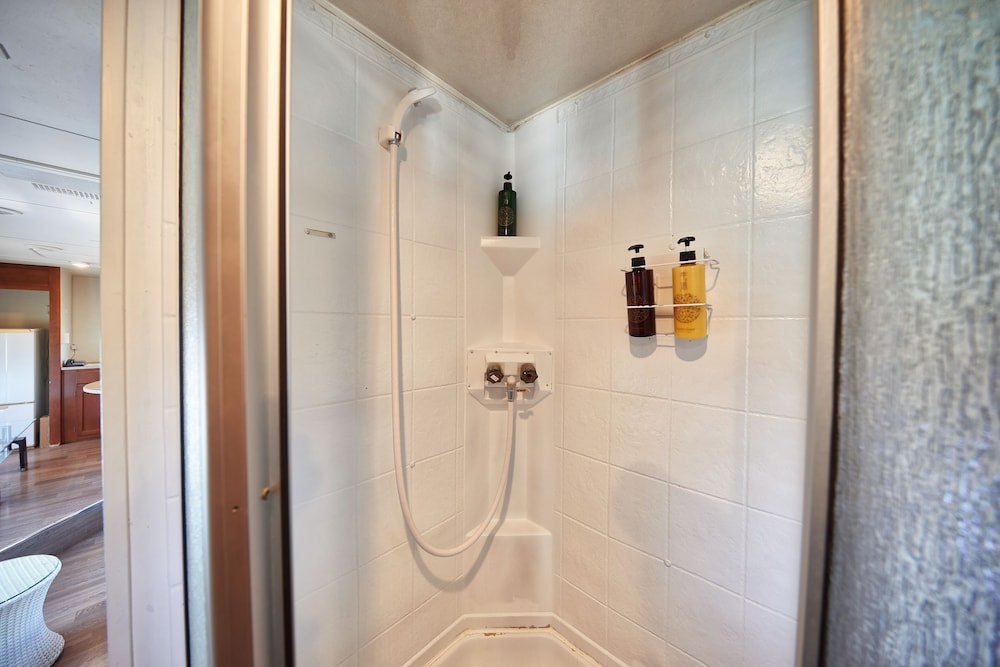 デラックス ツインルーム バスルーム0 | ウッドペッカー今帰仁