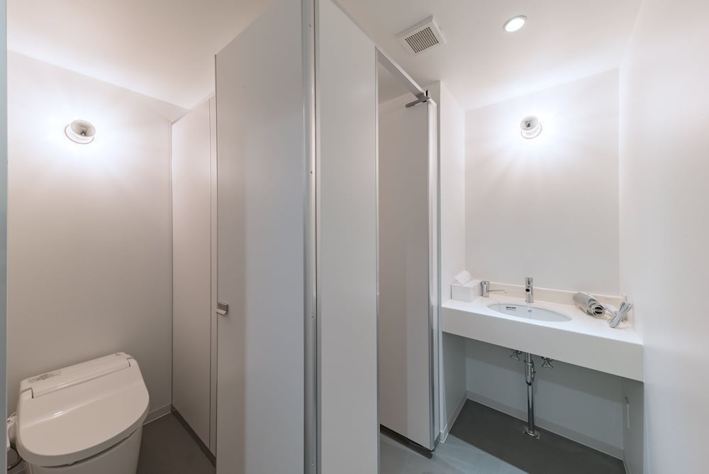 スタンダード ダブルルーム 共用バスルーム5 | & AND HOSTEL AKIHABARA