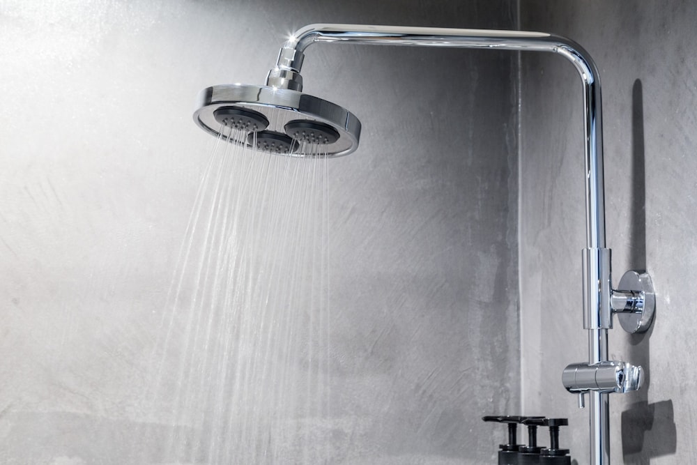 ミニルーム バスルームのシャワー1 | ホテル マテリアル