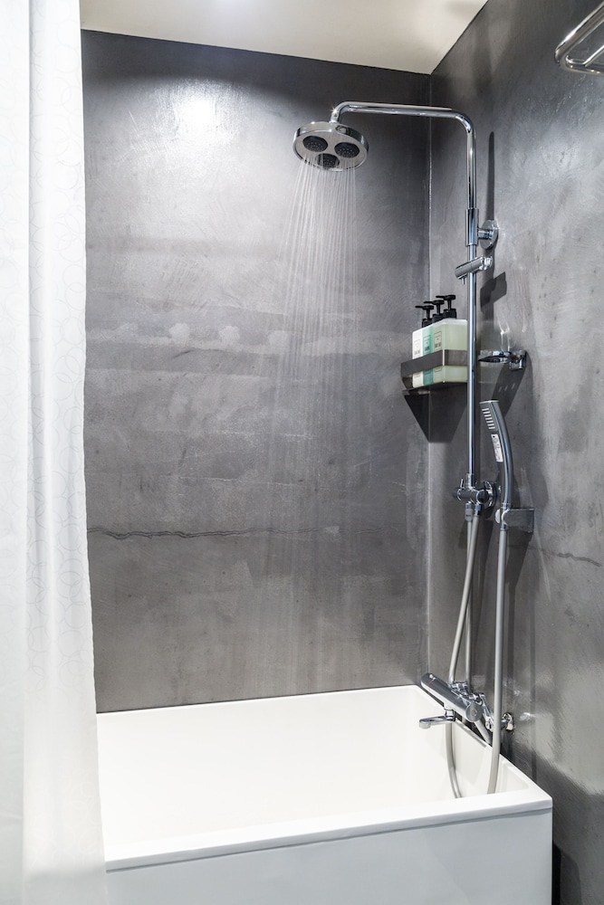 ミニルーム バスルームのシャワー0 | ホテル マテリアル