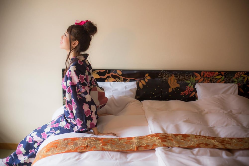 Bタイプ スタンダードツインルーム 2シングルベッドと布団2組 (トイレ付·共用バス) 禁煙 客室3 | 城崎温泉 花小路 彩月