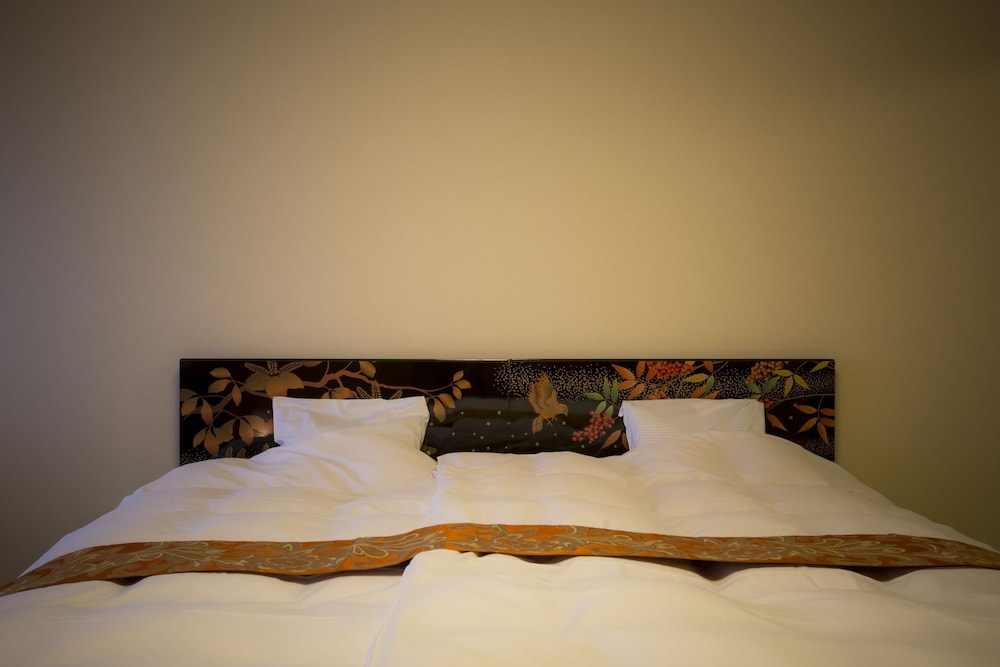 Bタイプ スタンダードツインルーム 2シングルベッドと布団2組 (トイレ付·共用バス) 禁煙 客室1 | 城崎温泉 花小路 彩月