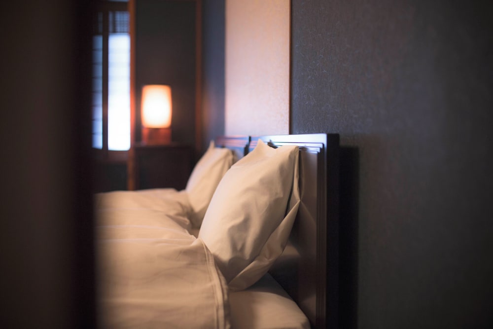 3階セミダブルベッド1台小さいお部屋(食事なし) (トイレ付·共用バス) 禁煙 客室6 | 城崎温泉 花小路 彩月