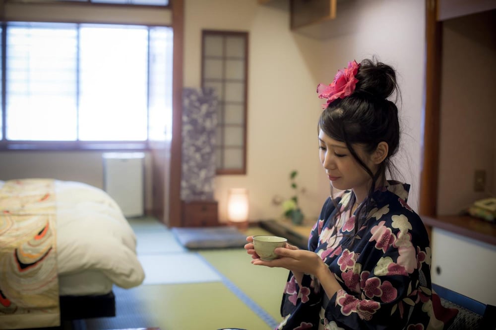 Aタイプ スーペリアツインルーム 2シングルベッドと布団2組 (トイレ付·共用バス) 禁煙 客室3 | 城崎温泉 花小路 彩月