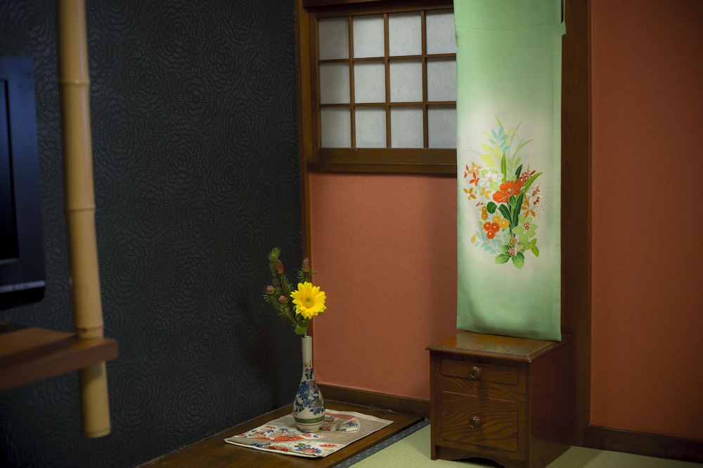 ダブルルーム セミダブルベッド 1 台 禁煙 共用バスルーム (with Private Toilet) リビング エリア0 | 城崎温泉 花小路 彩月