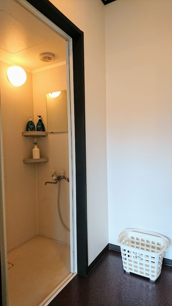 洋室トリプル 1~4名 (テナー) 禁煙 バスルームのシャワー1 | フォルテ