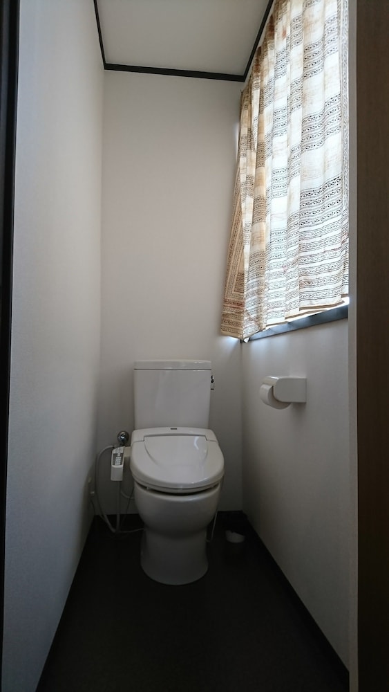 洋室トリプル 1~4名 (テナー) 禁煙 バスルーム1 | フォルテ