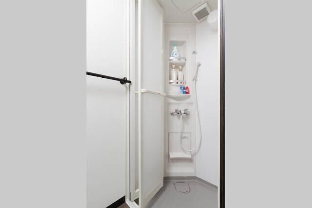 I スタンダード　ファミリールーム 和室 バスルームのシャワー0 | 中山ゲストハウス