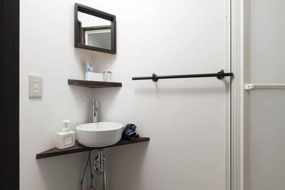 I スタンダード　ファミリールーム 和室 バスルームのシンク0 | 中山ゲストハウス