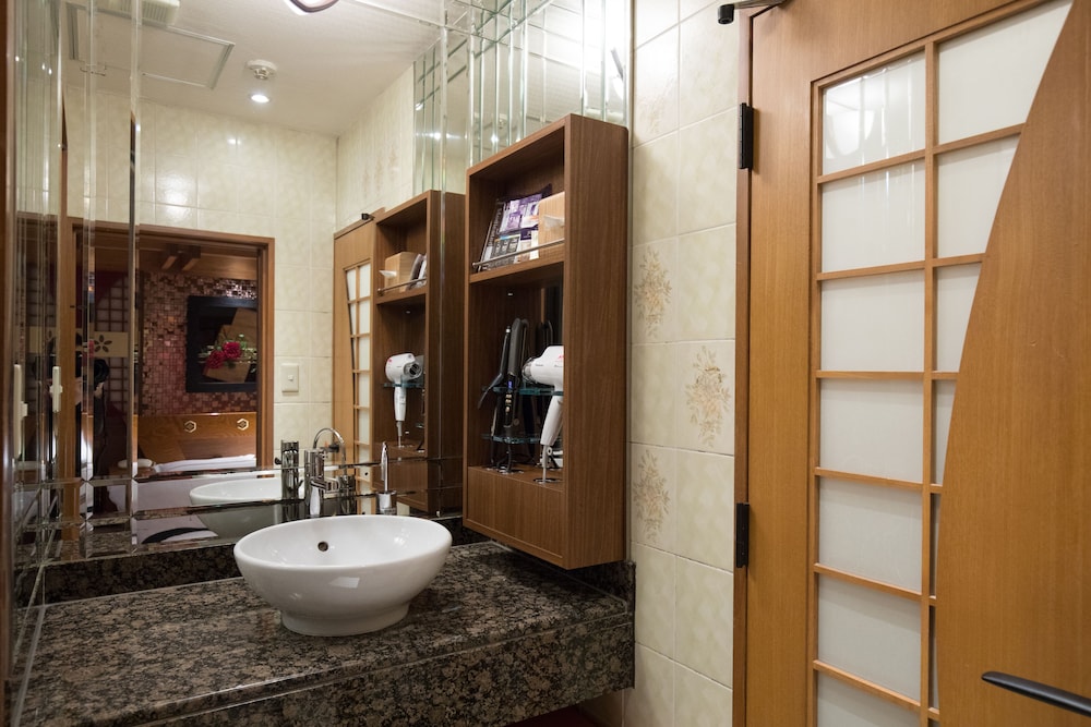 和洋室 ダブルルーム バスルームのシンク1 | ホテルペリエ - 大人限定