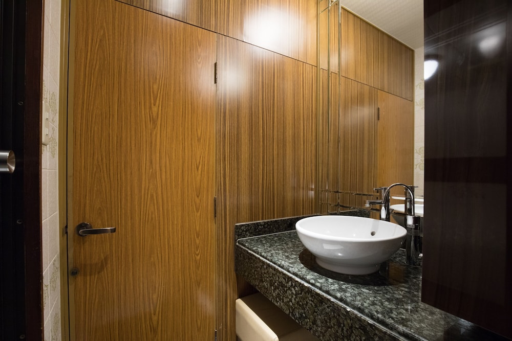 和洋室 ダブルルーム バスルームのシンク3 | ホテルペリエ - 大人限定