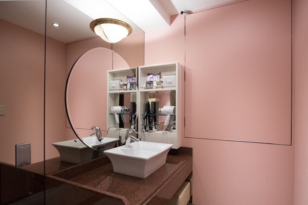 スタンダード クイーンルーム バスルームのシンク1 | ホテルペリエ - 大人限定