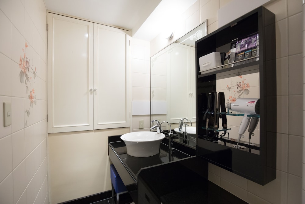 スタンダード クイーンルーム バスルームのシンク3 | ホテルペリエ - 大人限定