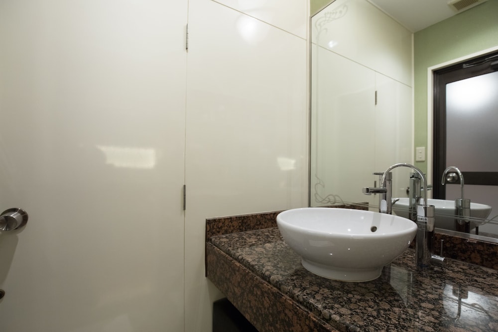 スタンダード クイーンルーム バスルームのシンク2 | ホテルペリエ - 大人限定