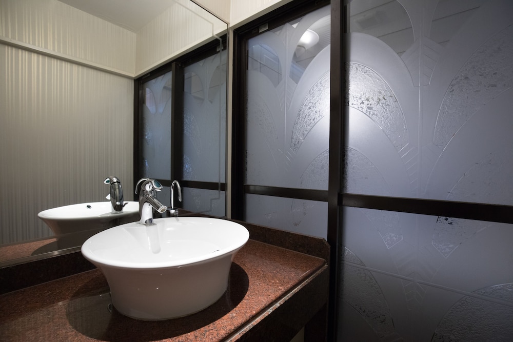 デラックス クイーンルーム バスルームのシンク2 | ホテルペリエ - 大人限定