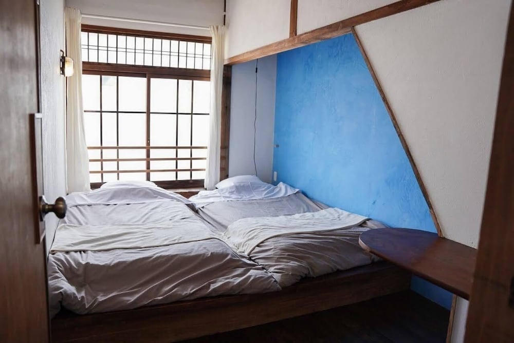 ツインルーム 蒼 禁煙 | たけた駅前ホステルｃｕｅ