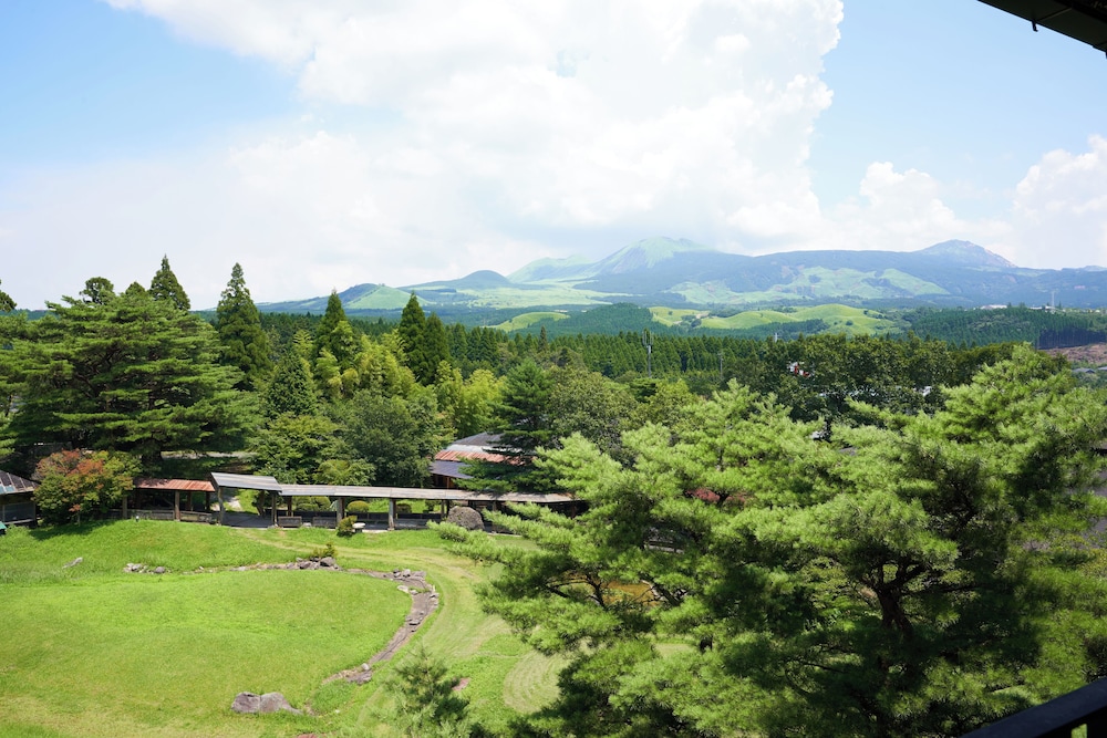 最上階 和室12畳 禁煙 (バスなし) 部屋からの景観0 | 阿蘇 梅園 SPA RESORT