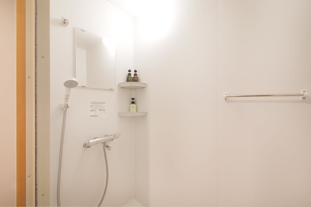 4 人部屋 専用バスルーム バスルームのシャワー0 | R.STAR HOSTEL KYOTO JAPAN