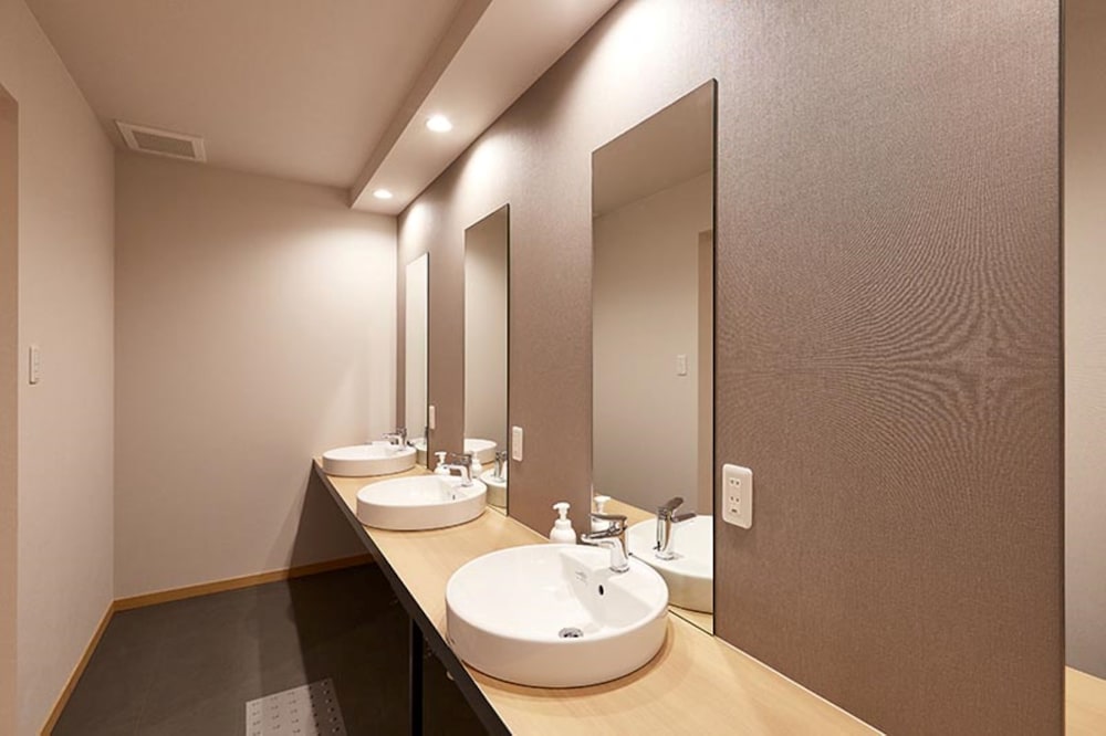 4 人部屋 共用バスルーム 共用バスルーム1 | R.STAR HOSTEL KYOTO JAPAN