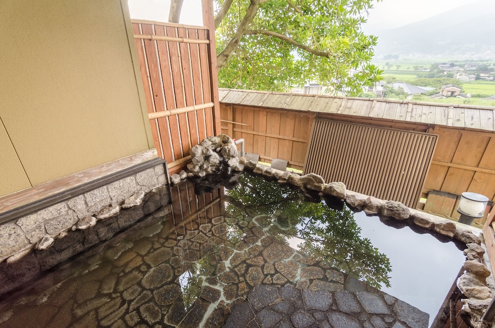 和室 夢舎 深めの浴槽1 | 由布院 冨季の舎