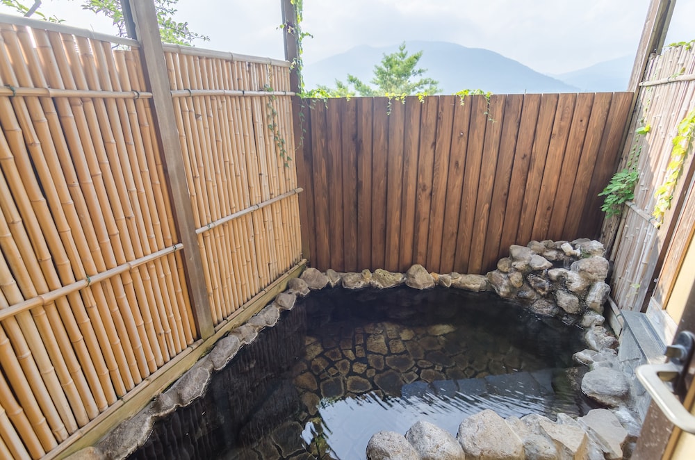 和室 花舎 深めの浴槽1 | 由布院 冨季の舎