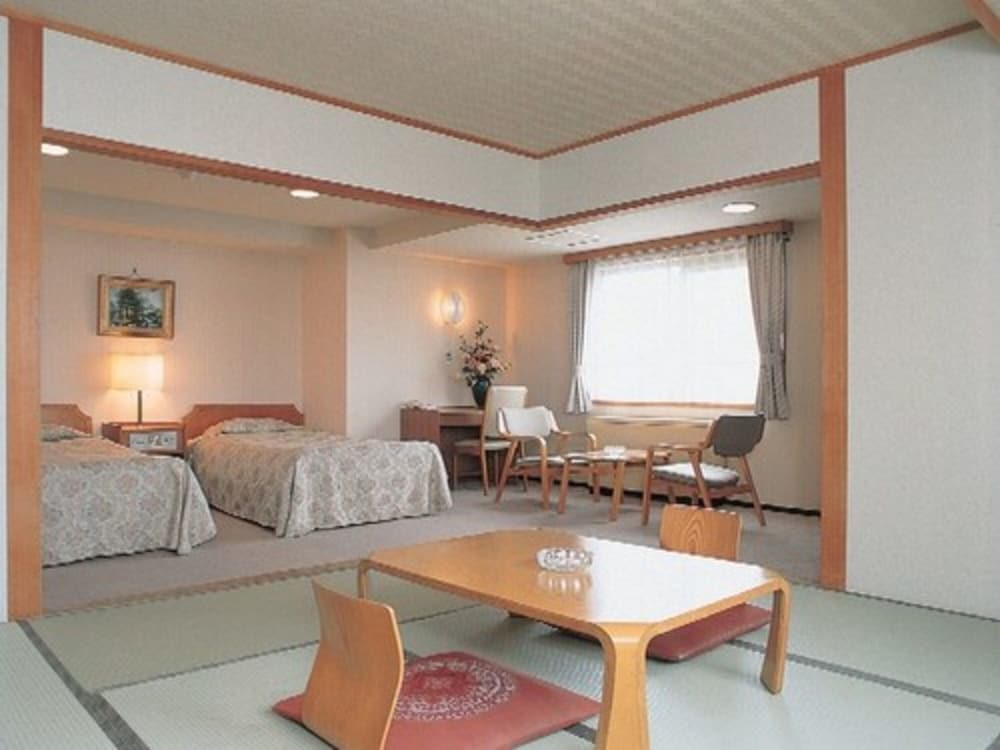 和洋室(ツイン+8畳) 禁煙 客室1 | 湯の川観光ホテル祥苑