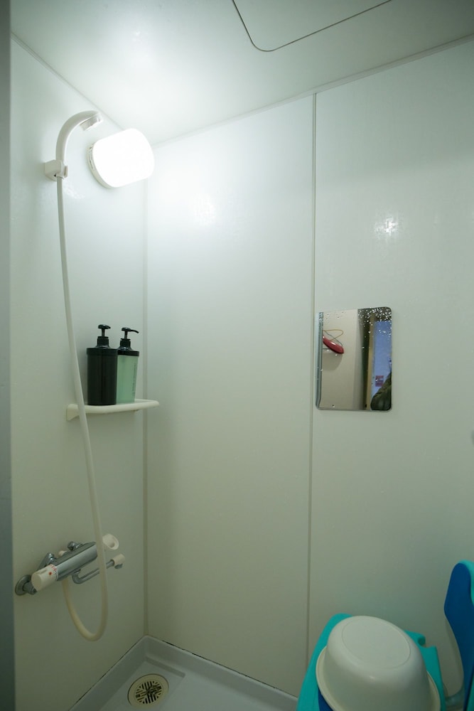 新館 4人部屋 禁煙 バスルームのシャワー0 | ホテルみかど