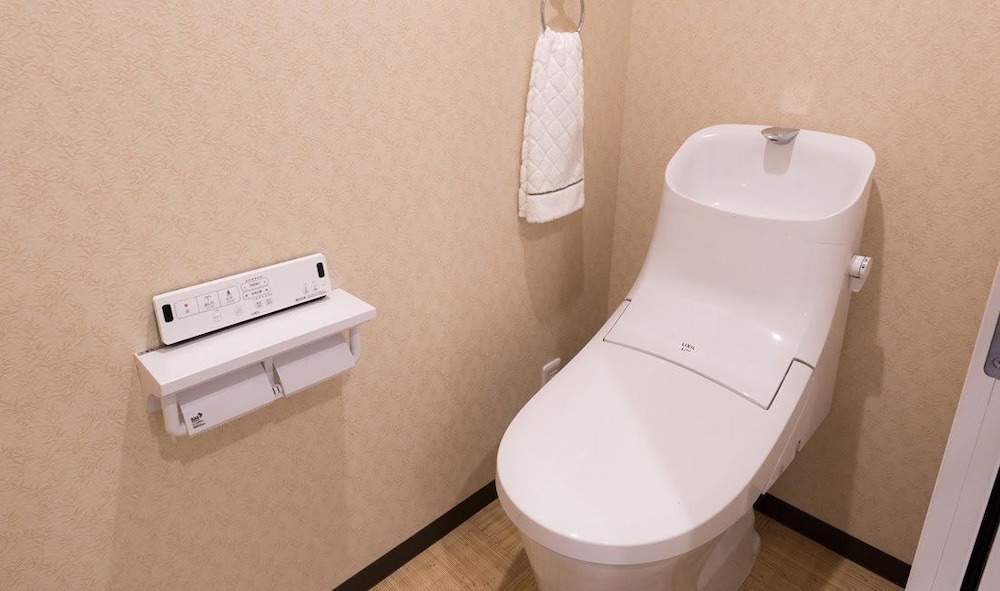 デラックス 4 人部屋 (Japanese Style, Garden Access) バスルーム0 | 鞠小路イン京都