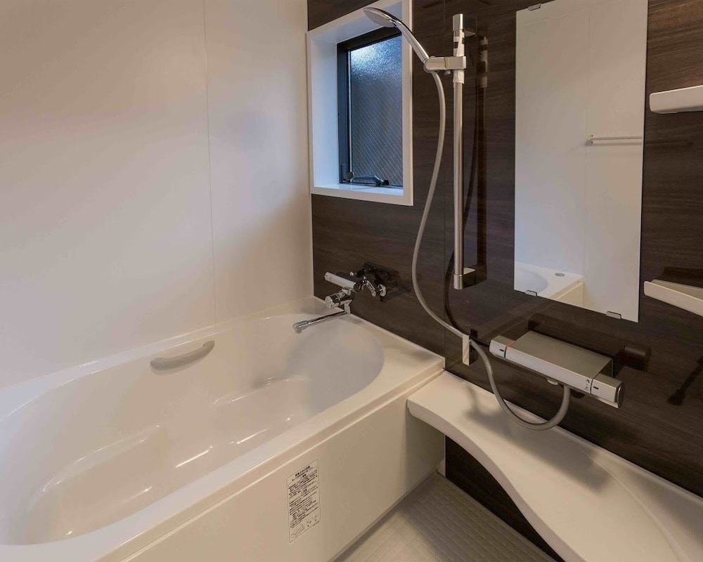 デラックス 4 人部屋 (Japanese Style, Garden Access) バスルーム1 | 鞠小路イン京都