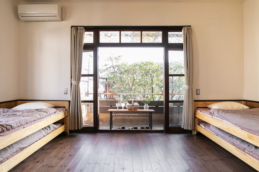 2階 洋風トリプルルーム 禁煙 (お手洗いは1階のみ) | 日暮荘