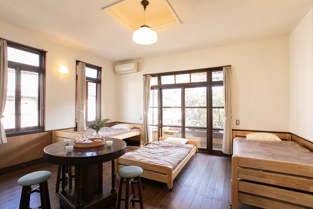 2階 洋風トリプルルーム 禁煙 (お手洗いは1階のみ) 客室1 | 日暮荘