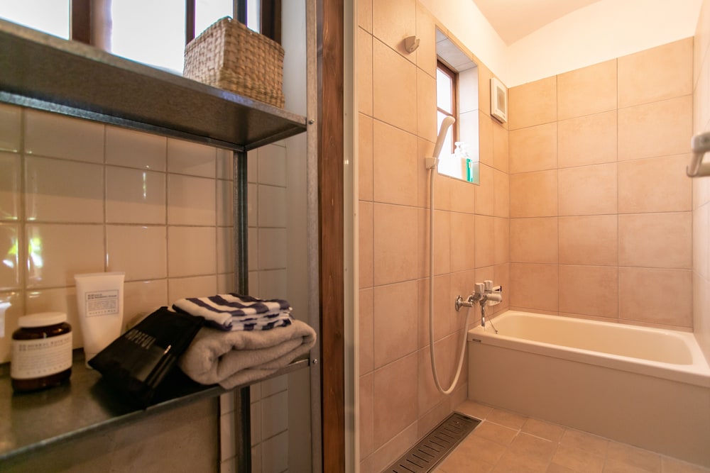 2階 洋風トリプルルーム 禁煙 (お手洗いは1階のみ) 共用バスルーム0 | 日暮荘