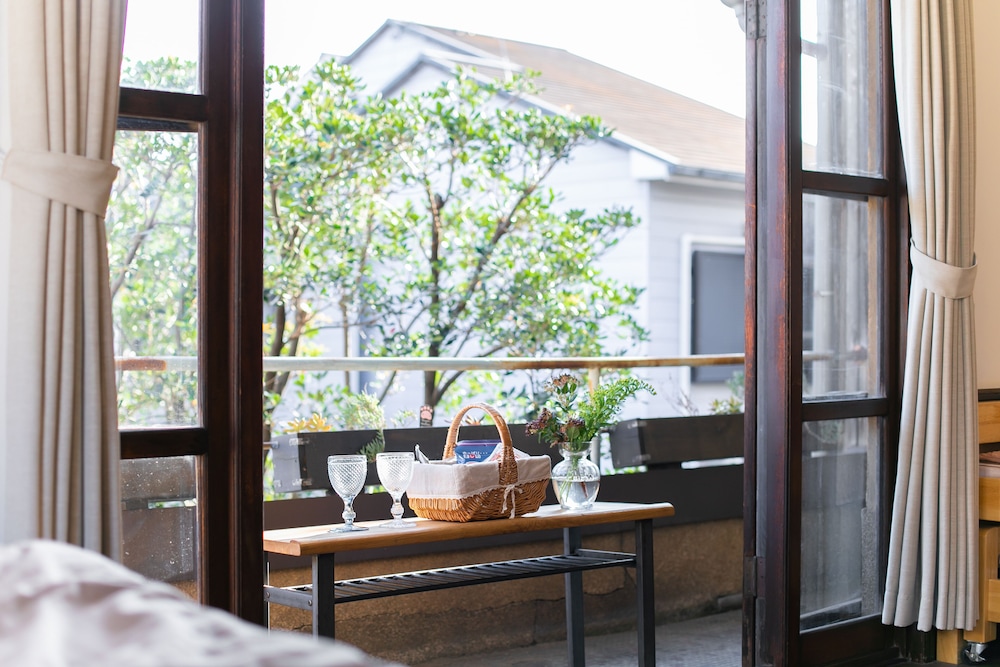 2階 洋風トリプルルーム 禁煙 (お手洗いは1階のみ) 客室2 | 日暮荘