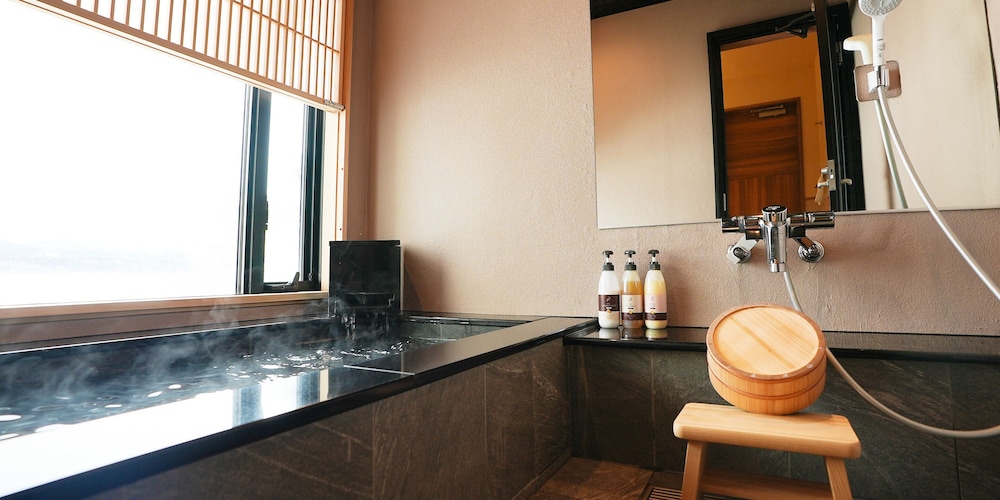 プレミアム トリプルルーム シングルベッド 3 台 専用バスルーム 別館 バスルーム0 | 白馬龍神温泉 RYOKAN SUI