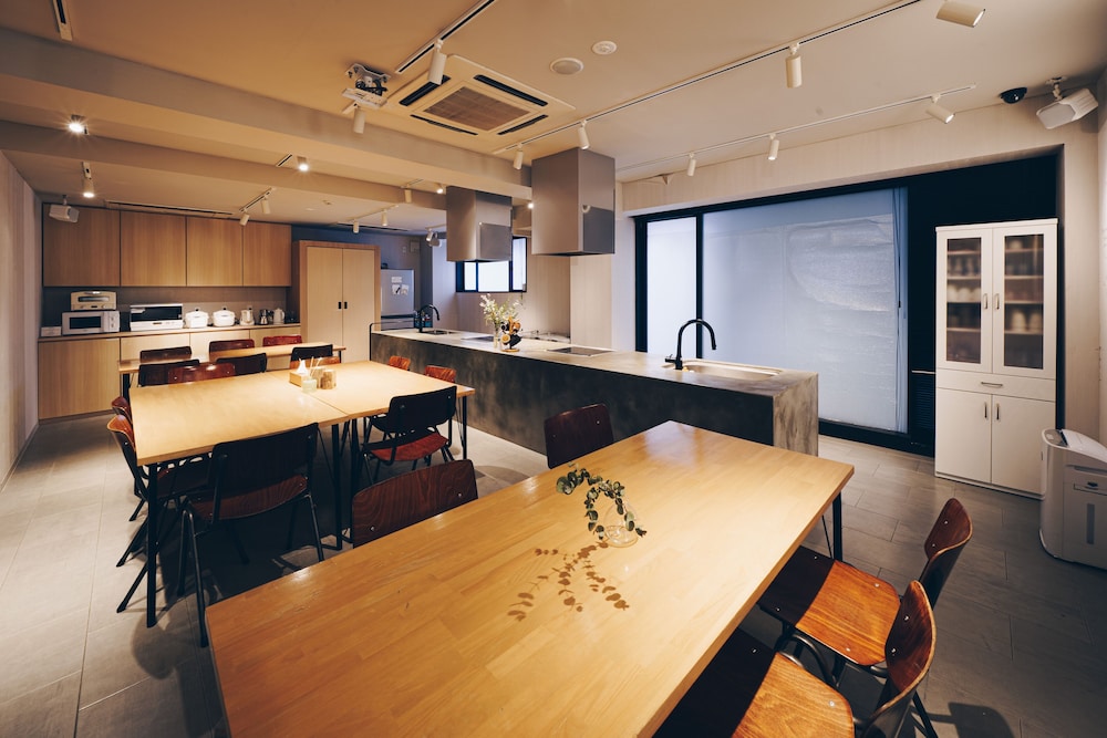 ダブルルーム ダブルベッド1台 共用キッチン設備0 | LINNAS Kanazawa