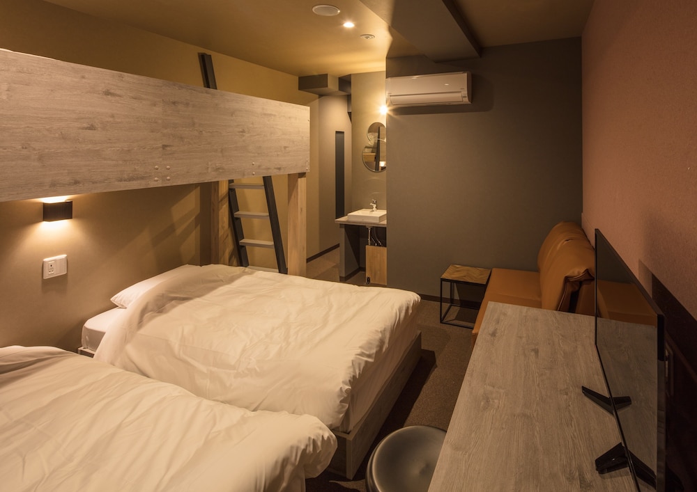 トリプルルーム シングルベッド3台 ロフト付き | LINNAS Kanazawa