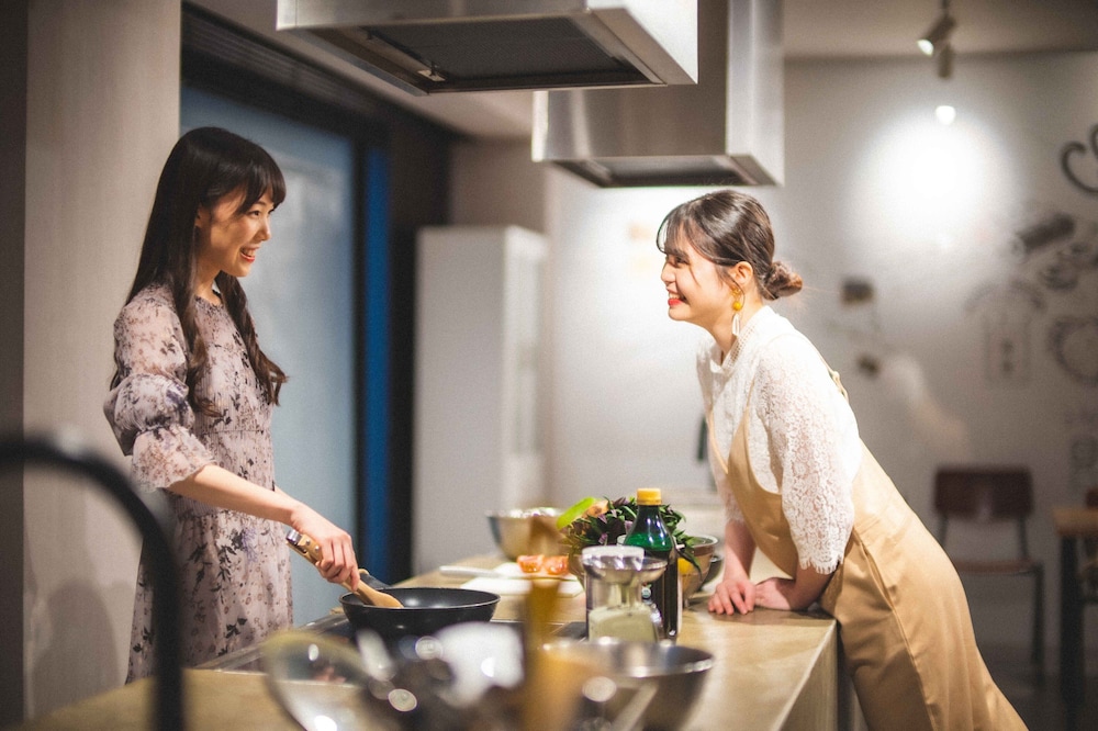 ダブルルーム ダブルベッド1台 共用キッチン設備1 | LINNAS Kanazawa