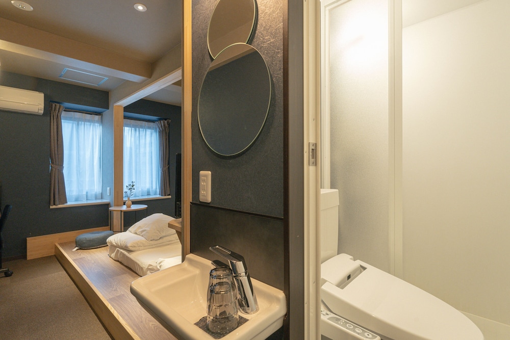 ベーシック ツインルーム シングルベッド 2 台 禁煙 専用バスルーム バスルーム1 | LINNAS Kanazawa