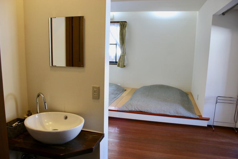 ウッドデッキ付き 和洋室 客室3 | レッドウッドイン