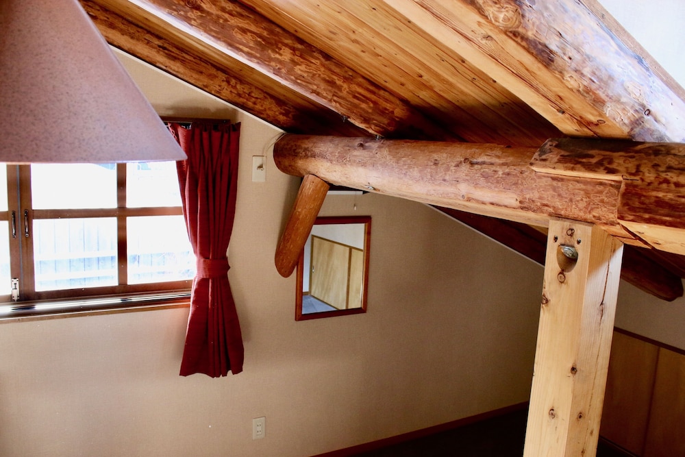 屋根裏部屋タイプ 客室1 | レッドウッドイン