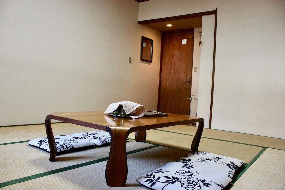 和室10畳 客室1 | レッドウッドイン