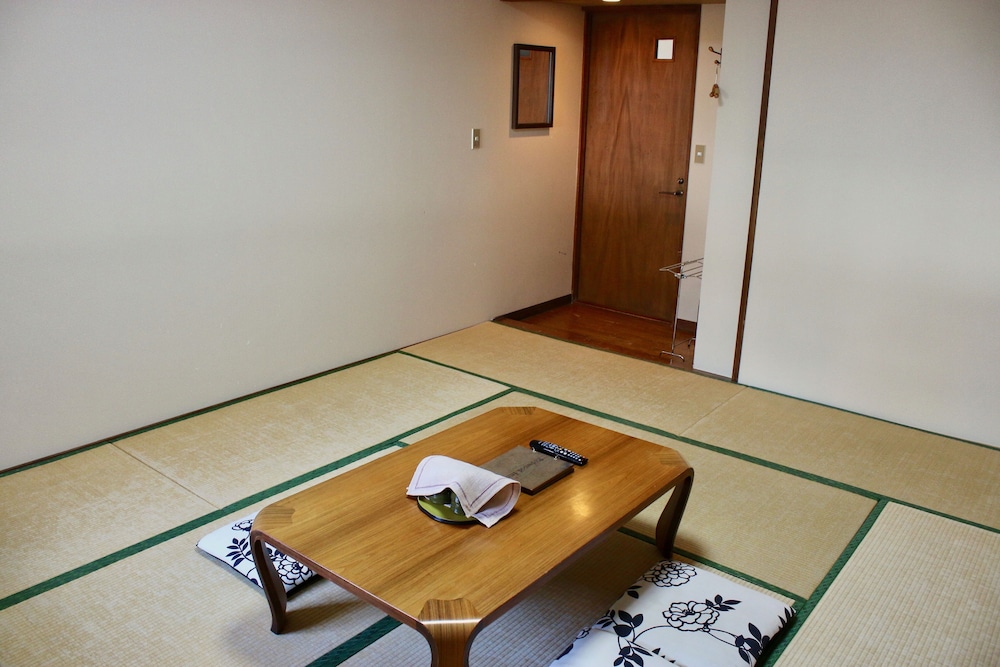 和室10畳 客室内のダイニングエリア0 | レッドウッドイン