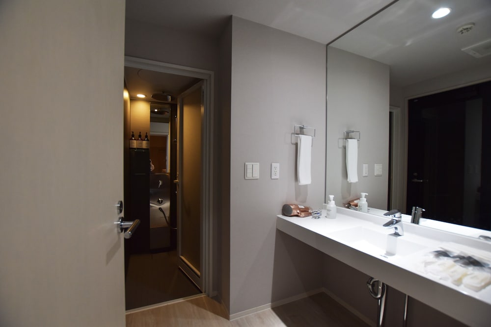 プレジデンシャル スタジオスイート 禁煙 冷蔵庫 & 電子レンジ バスルーム1 | ランドーレジデンス東京スイーツ