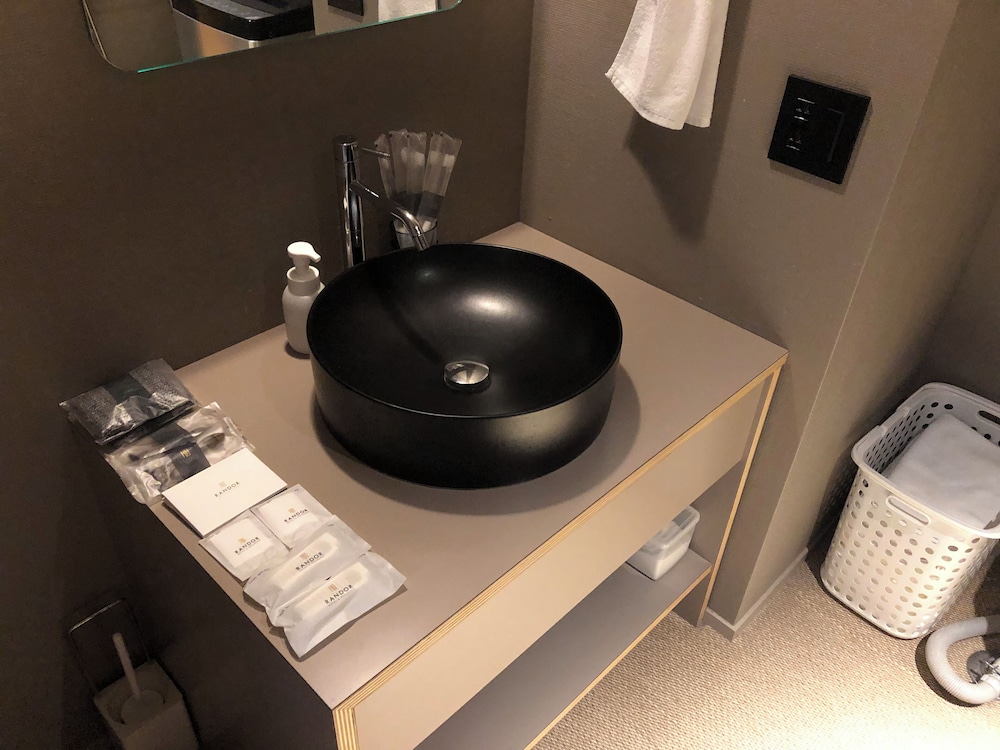 プレミアム スタジオスイート ベッド (複数台) 禁煙 スパ浴槽 バスルーム3 | ランドーレジデンス東京スイーツ