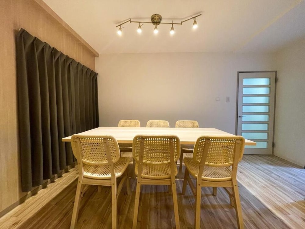 ファミリー スイート 3 ベッドルーム 客室内のダイニングエリア5 | ランドーレジデンス東京スイーツ