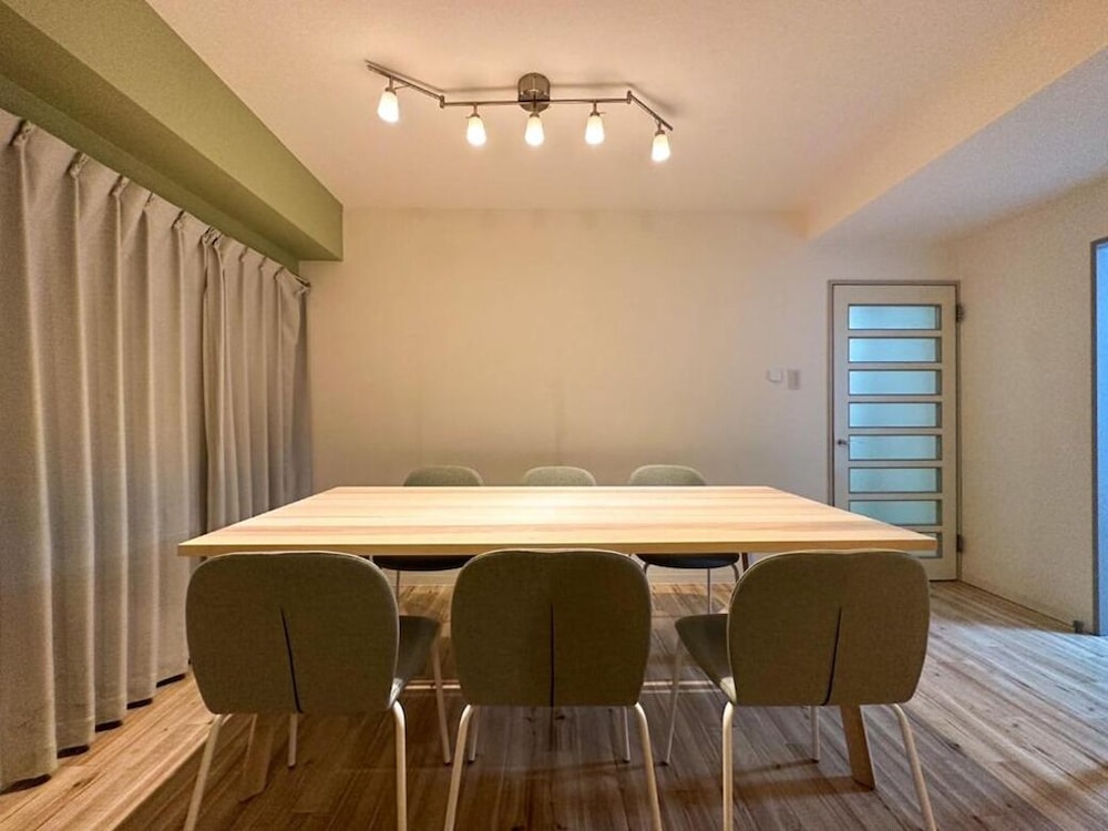 ファミリー スイート 3 ベッドルーム 客室内のダイニングエリア4 | ランドーレジデンス東京スイーツ