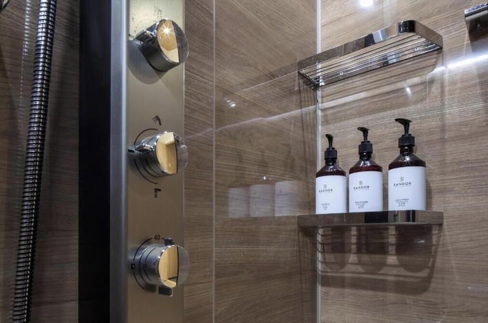 エグゼクティブ スタジオスイート ベッド (複数台) 禁煙 スパ浴槽 バスルーム1 | ランドーレジデンス東京スイーツ