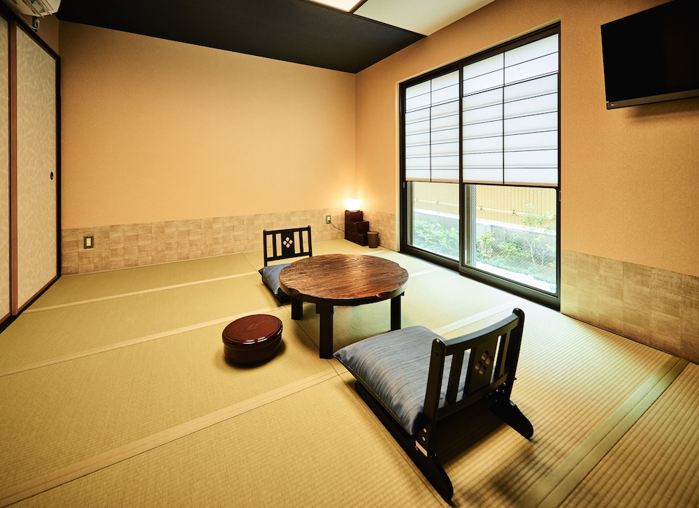 スーペリア　和室　ガーデンビュー 客室内のダイニングエリア0 | 和ごころ 日暮里 和モダンな雰囲気の旅館＆ゲストハウス